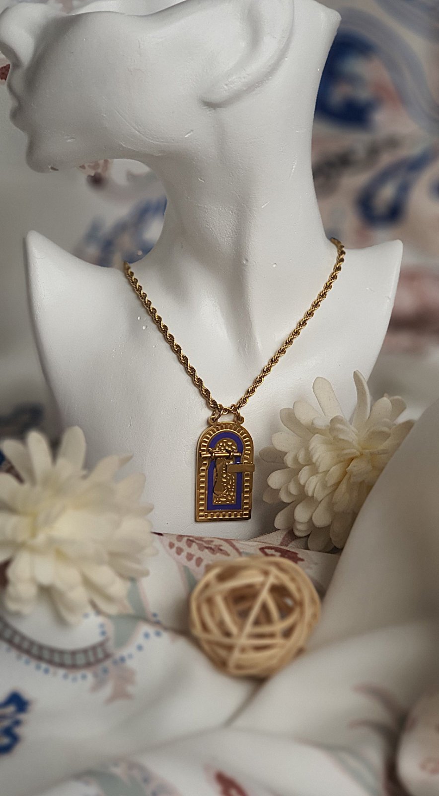 Collier Élégance Dorée avec Pendentif Artistique 💙
