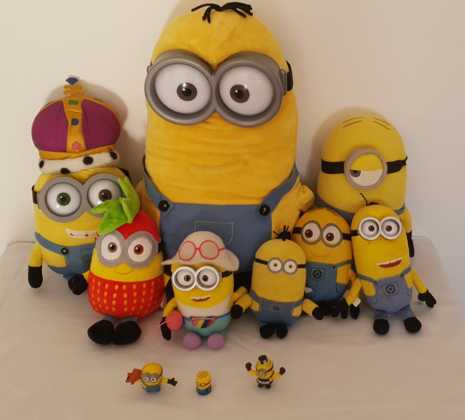 Pack peluches les Minions + 3 figurines 