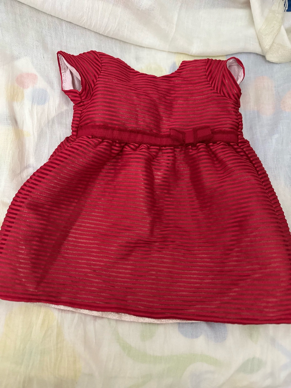Trés belle robe de fillette beneton neuve