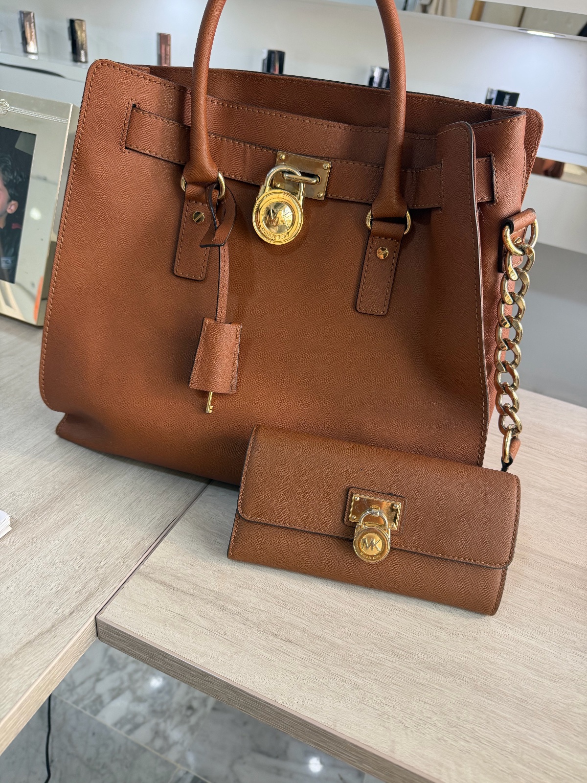 Sac a main mickel kors avec porte monaie