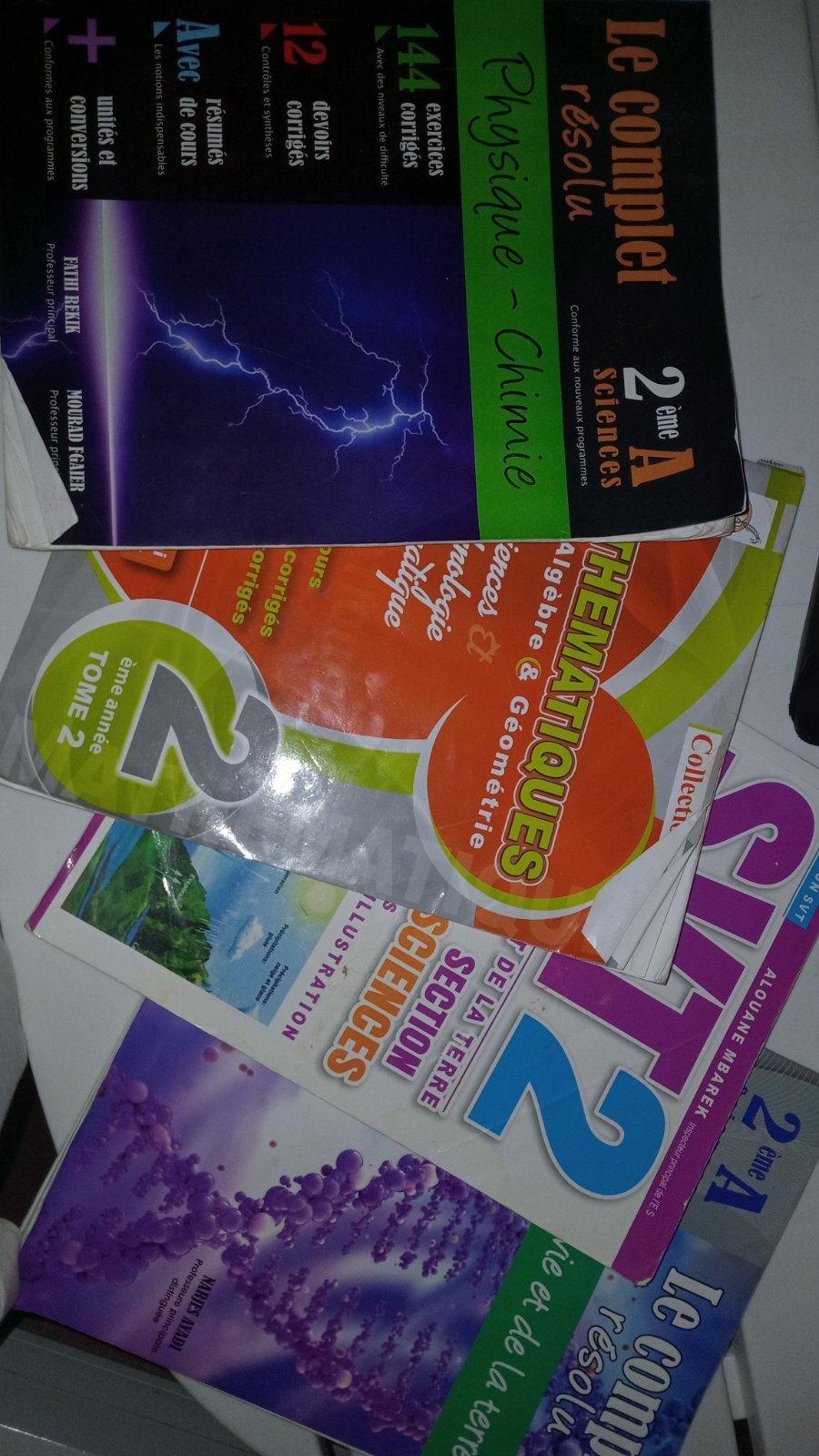 Livres 2 علوم ثانوي des para 4 livres 