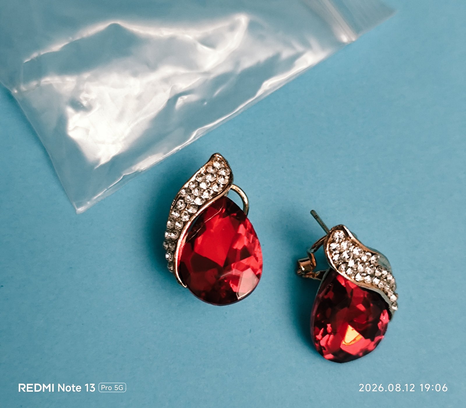 Boucles d'oreilles pendantes diamants rouge