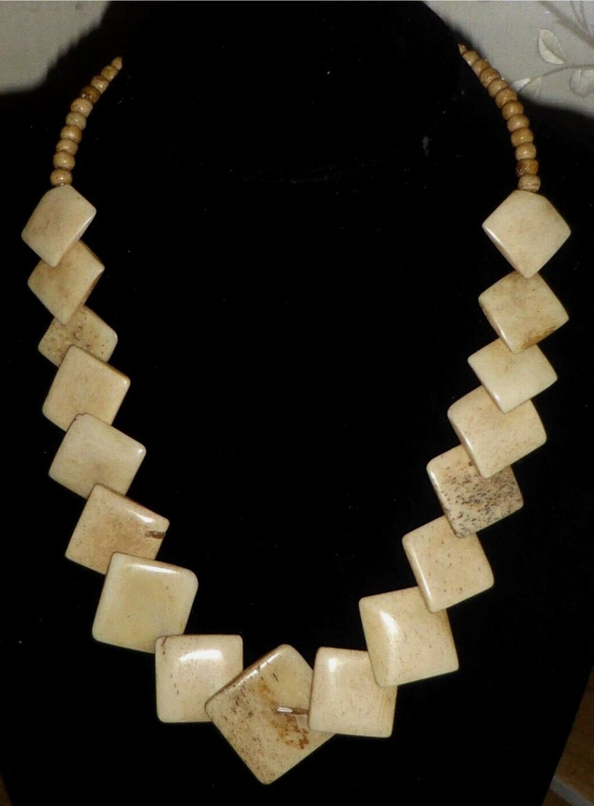 Collier artisanal sculpté à la main