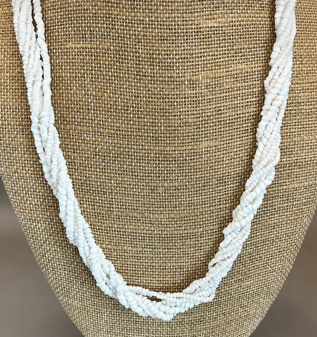 Collier en perles blanches