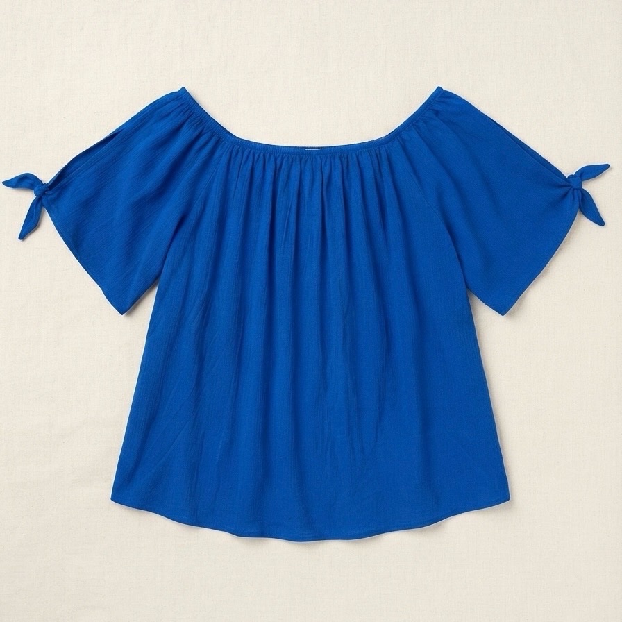 Tres beau pull en bleu roi en tres bon etat 💙💙💙