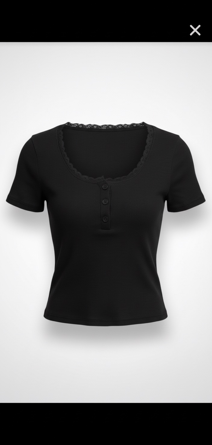 Pull noir avec details dentelle au niveau du col 