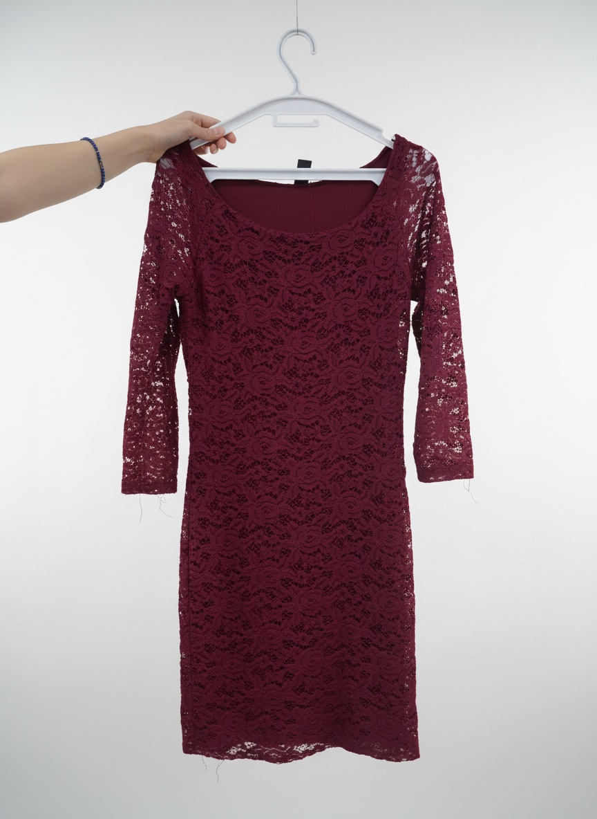Robe rouge bordeaux en dentelle