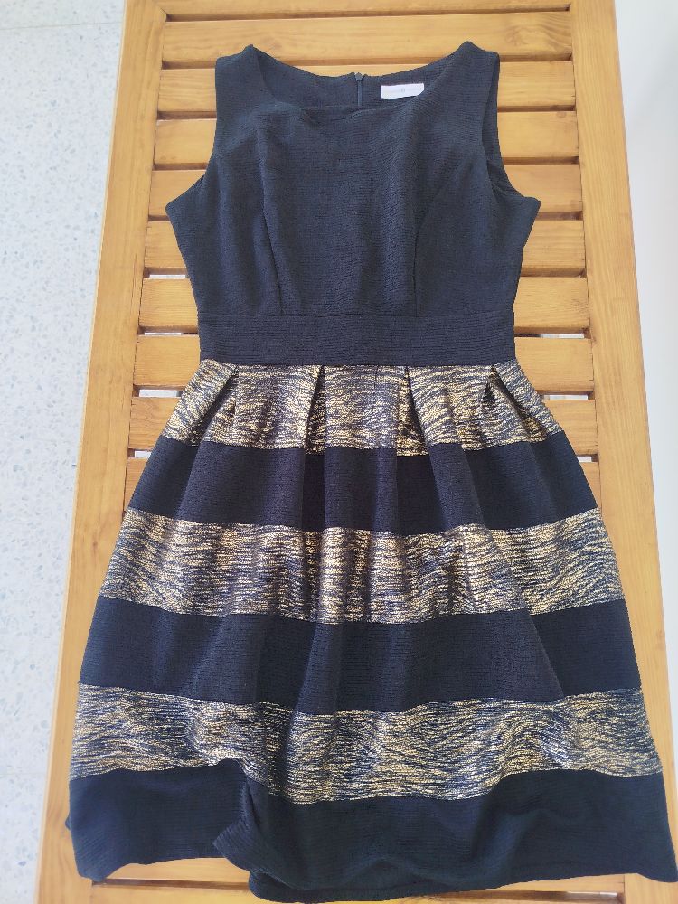   Robe noire élégante à rayures dorées 