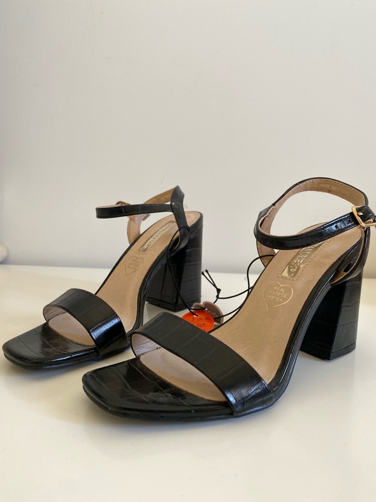 Nouvelle paire de sandalles demi talon 👠noir, neuve jamais portées ‼️