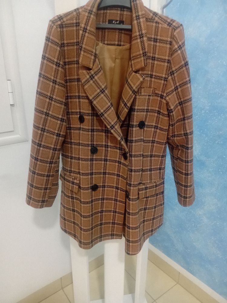 Blazer femme mezayana couleur tendances motho5ma 3ale5er en très bon état en face azyan ebarcha made in turkya 