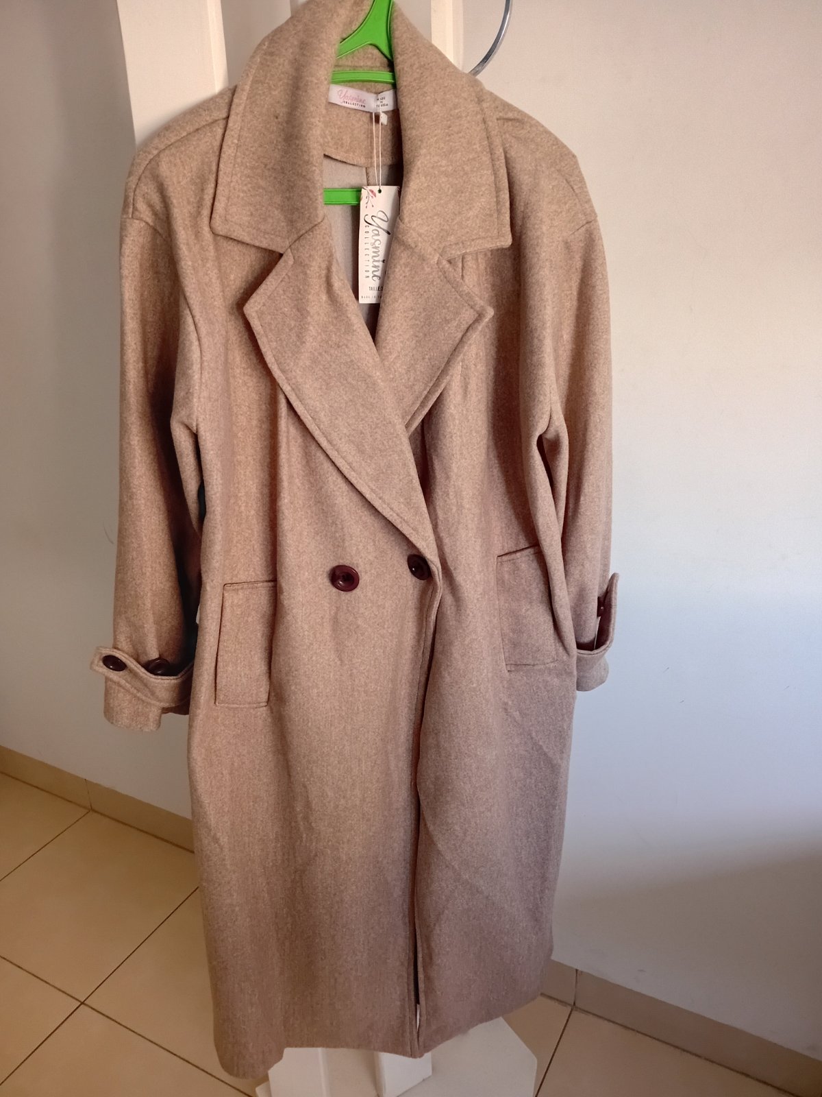 Manteau neuf avec etiquette mezyan 3ale5er ilabes saison hathi 3ayadi ou moth5om el prix emta3ou forsa