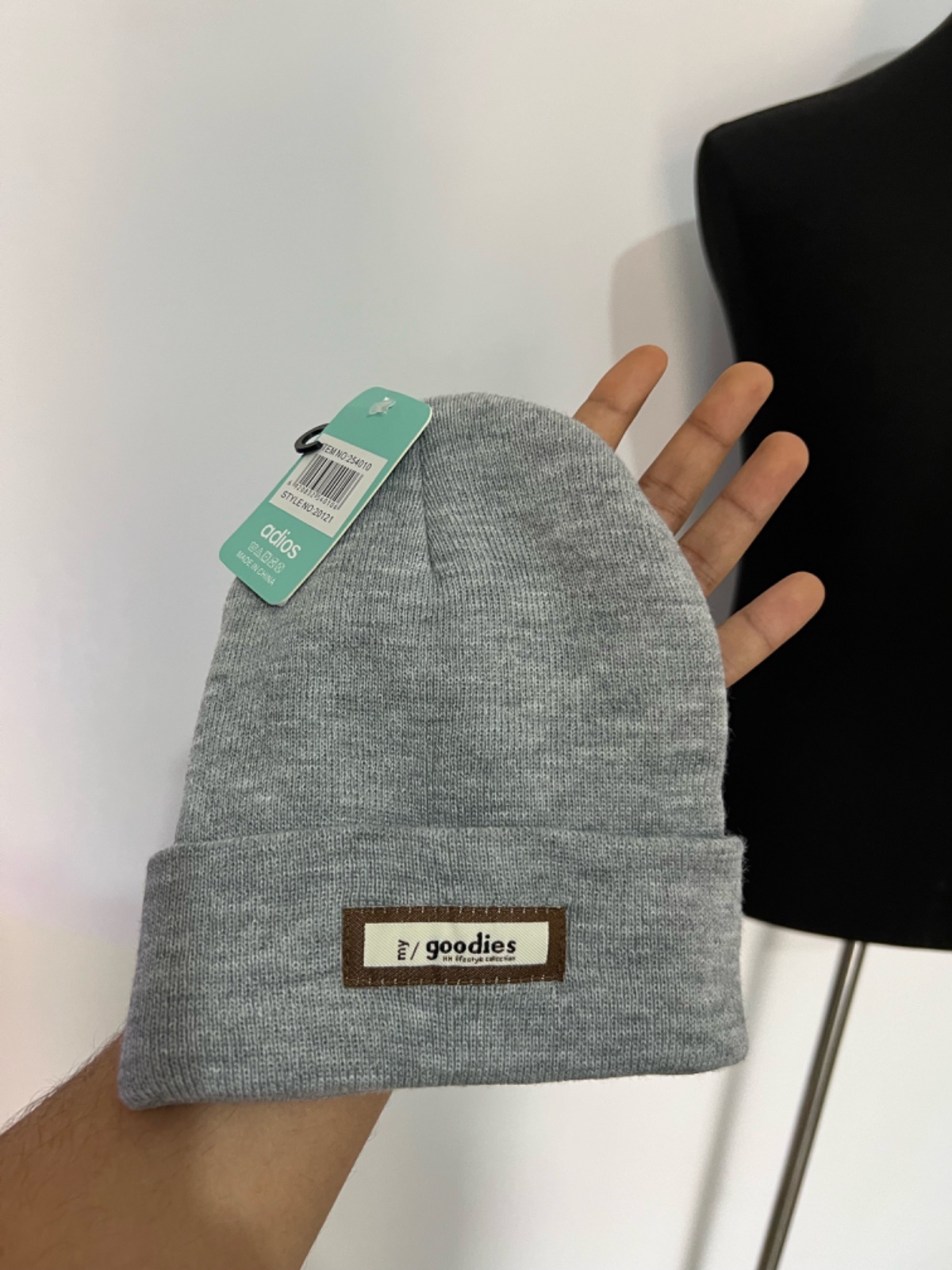 Bonnet gris neuf avec etiquette