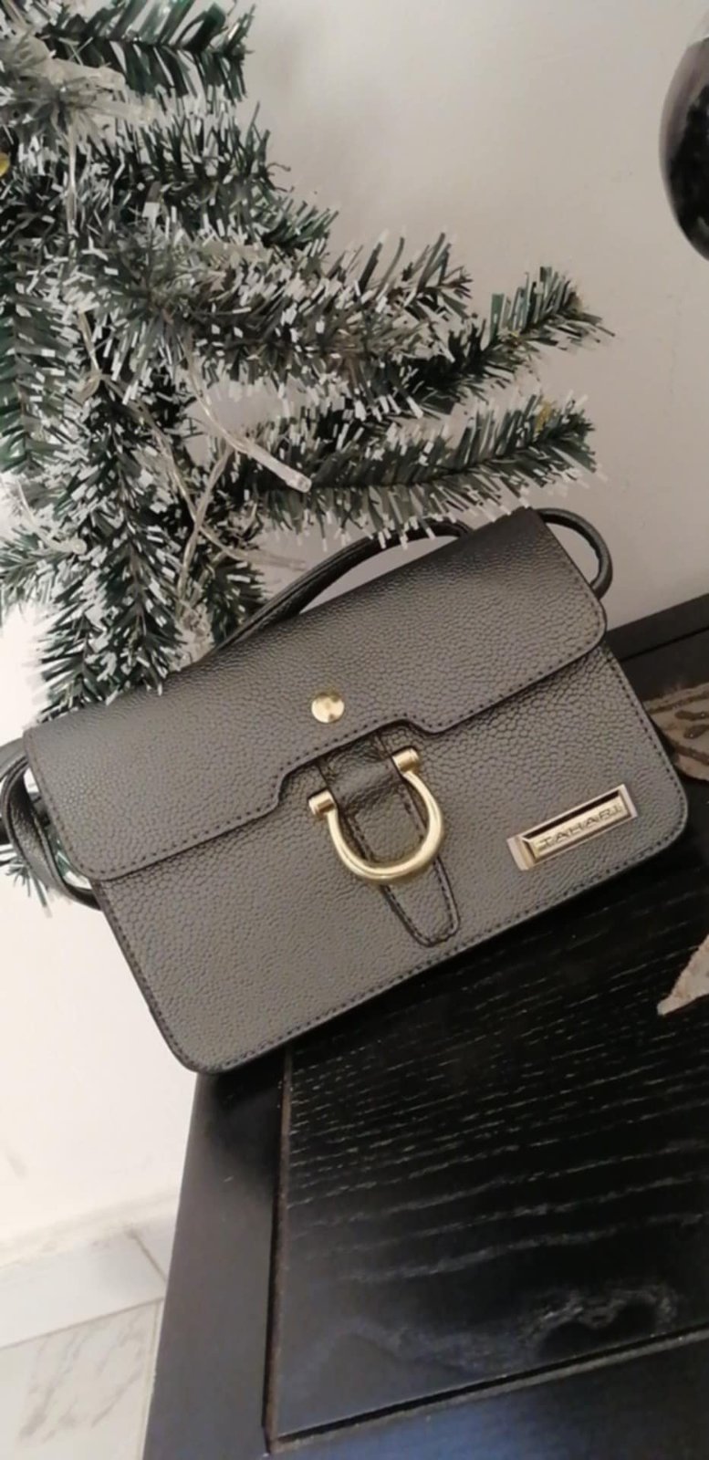 Sac à bandoulière de marque Tahari