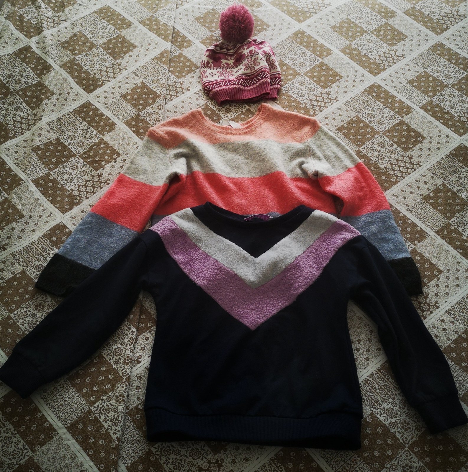 Lot de deux pulls avec bonnet gratuit 