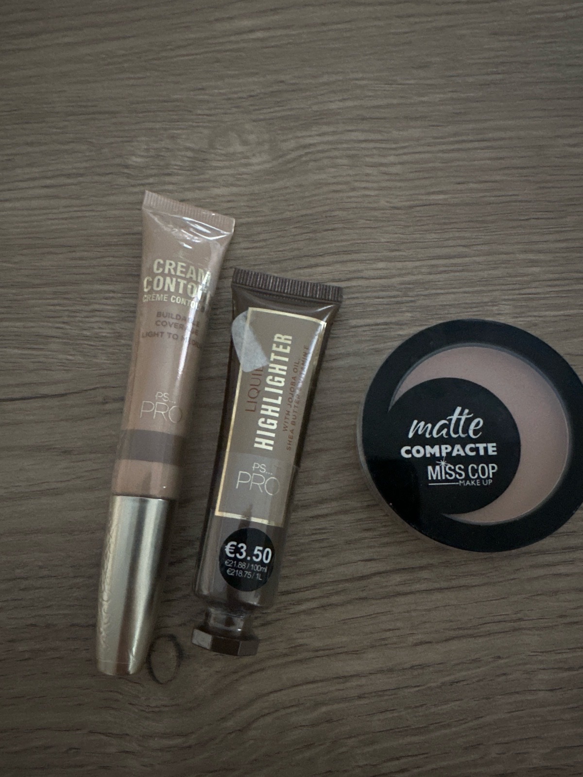 3 produits de makeup jamais utulisé cacheté