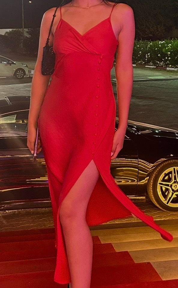 Une robe rouge irrésistible avec fente élégante pour un look captivant.