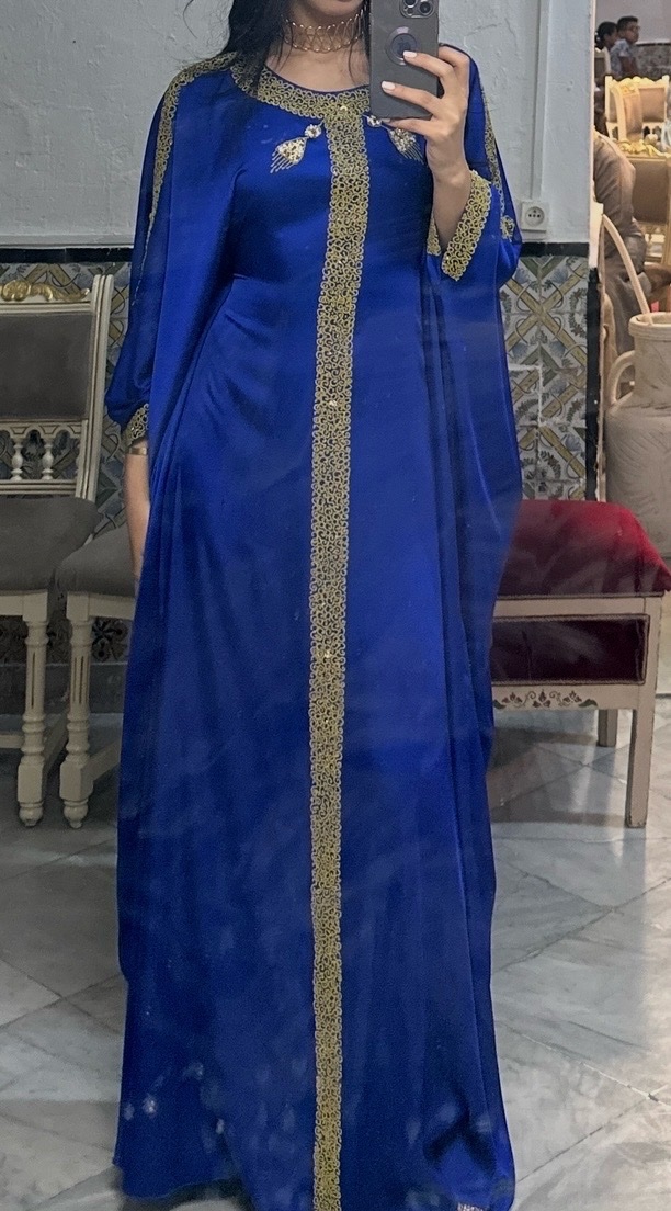 Abaya fluide et moderne pour un look élégant.