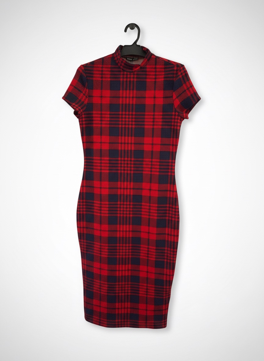 Une robe rouge moulante à manches courtes et col montant