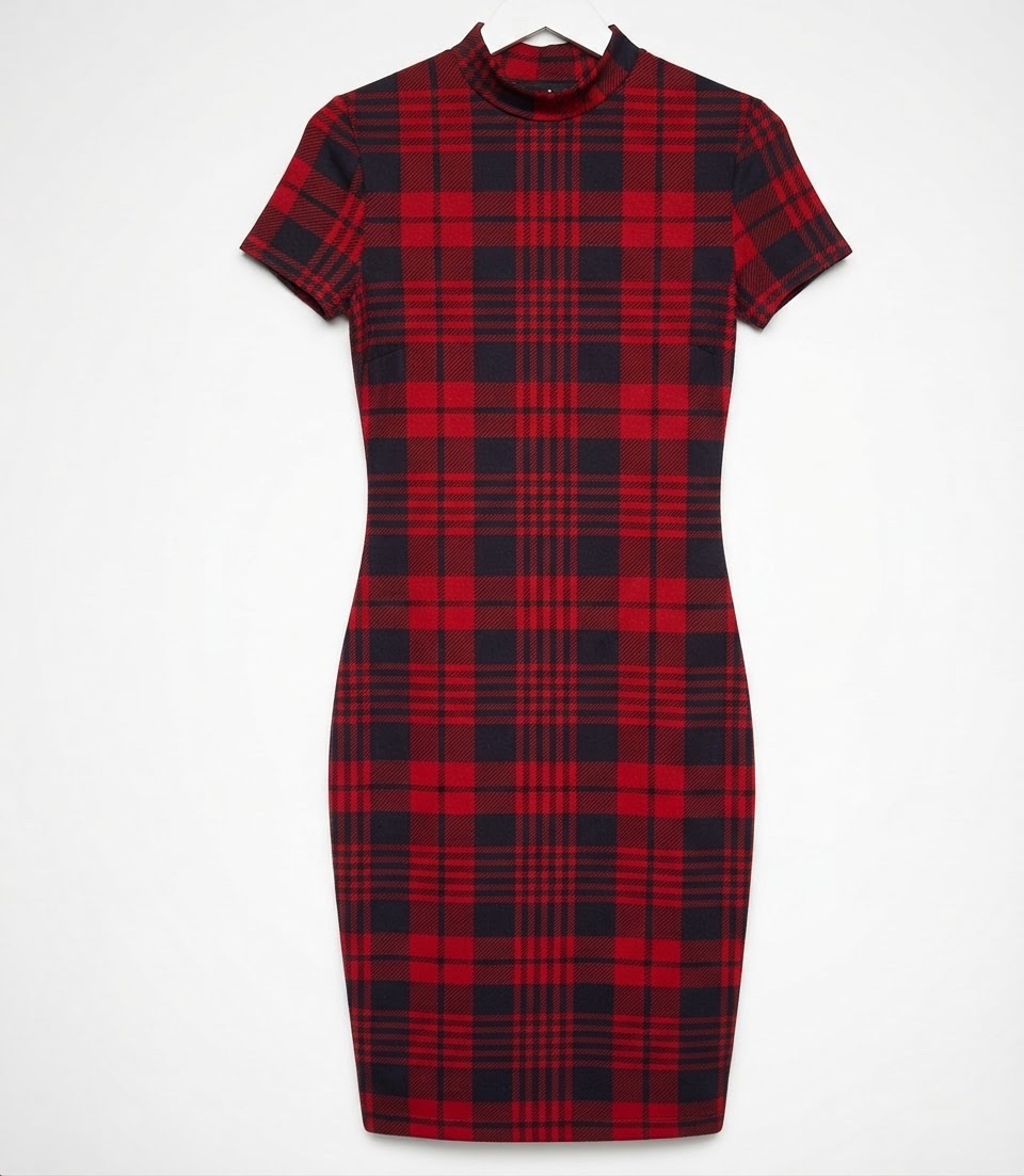 Une robe rouge moulante à manches courtes et col montant