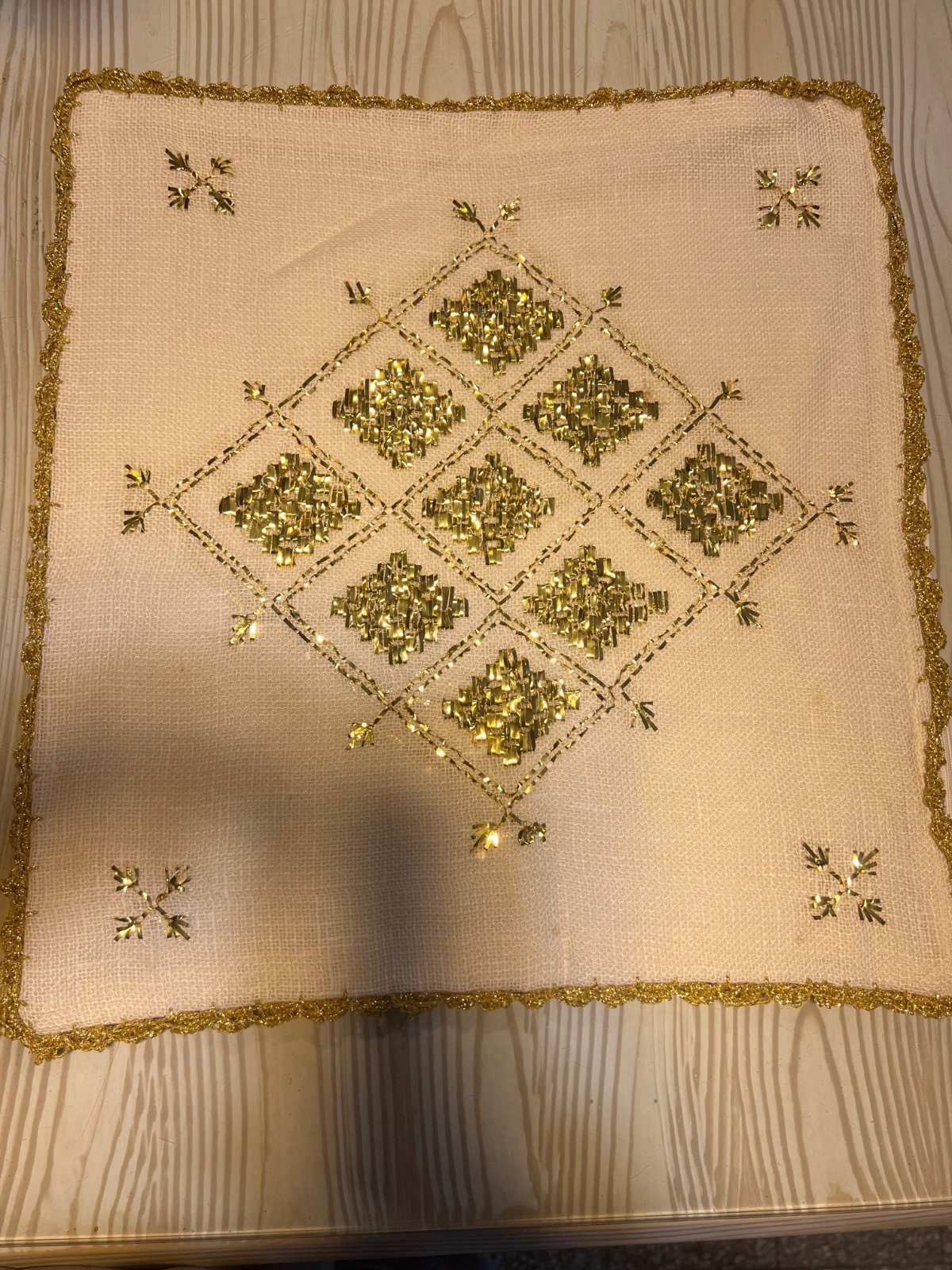 6 housses de coussins brodé a la main jamais utilisé 6 غلافات مخادد للزينة مطروزين باليد 