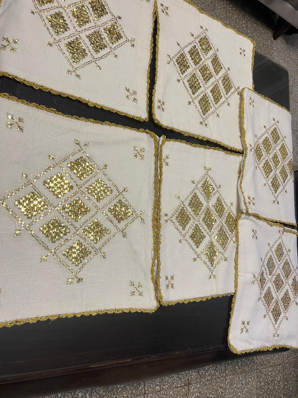 6 housses de coussins brodé a la main jamais utilisé 6 غلافات مخادد للزينة مطروزين باليد 