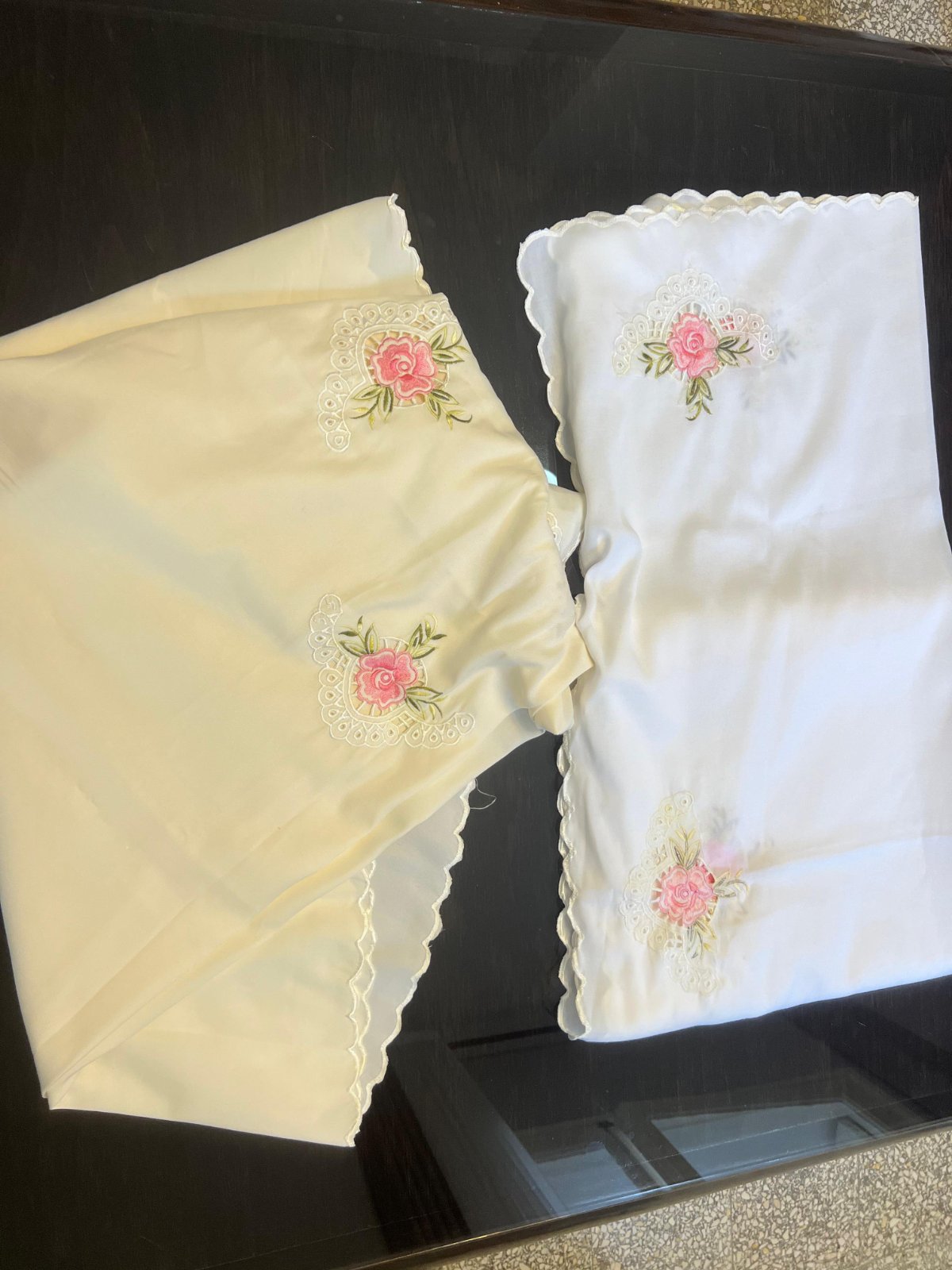 Lot de 2 nappe :nappe rectangle 2,40/1,50 en blanc+ nappe cercle 1.65 diamètre blanc ecru