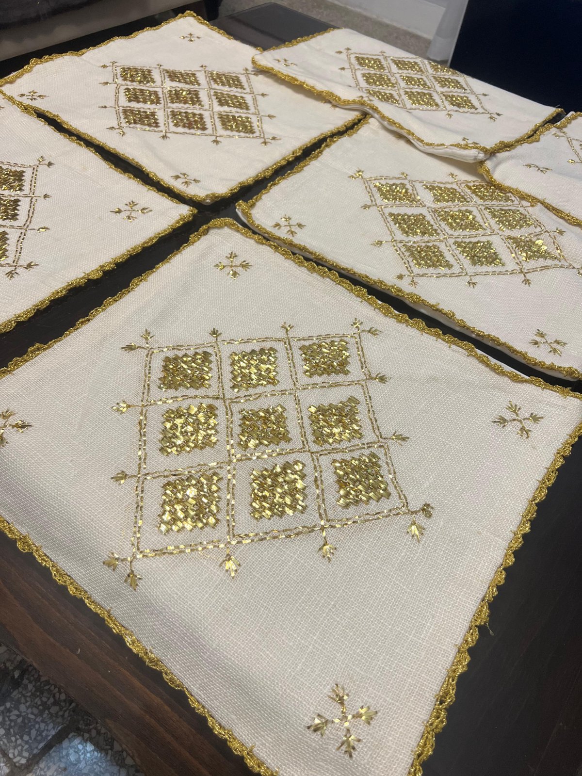 6 housses de coussins brodé a la main jamais utilisé 6 غلافات مخادد للزينة مطروزين باليد 