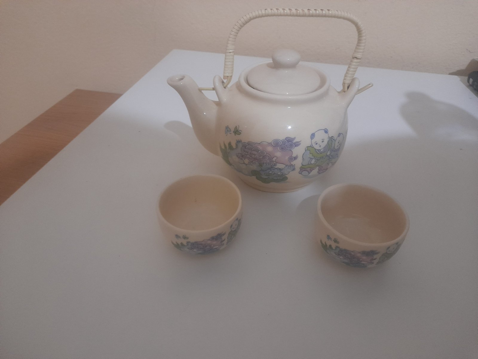 Un service à thé en porcelaine 