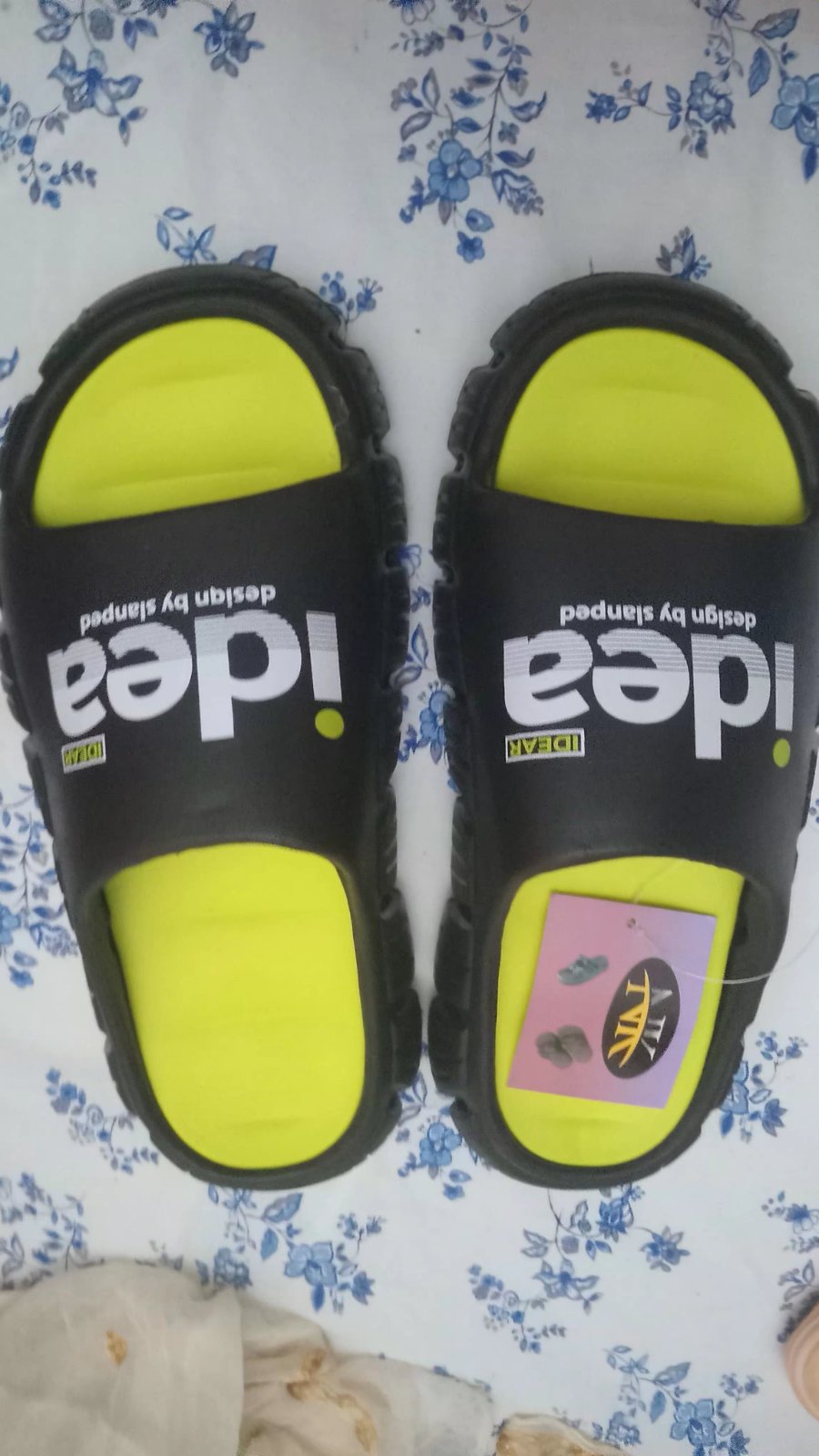 Sandales neuves avec étiquette 