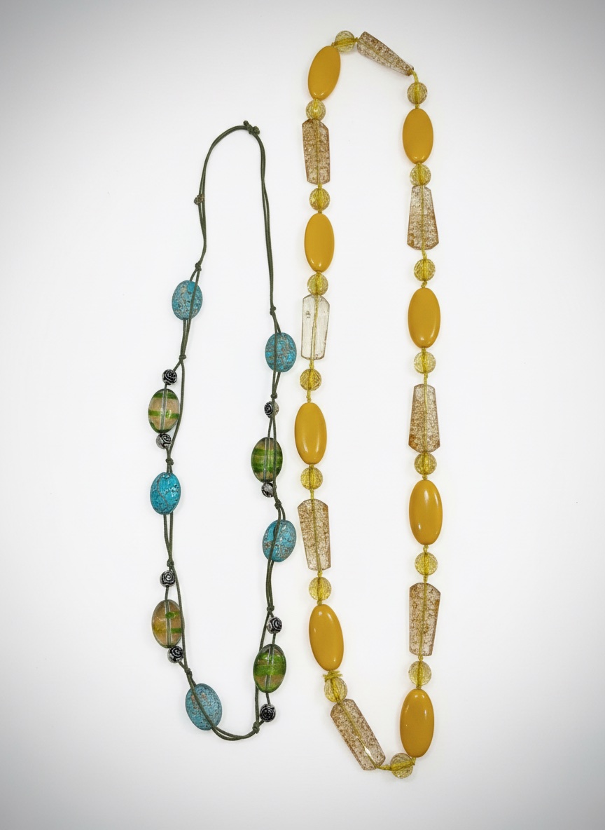 Deux Colliers, jaune et bleu avec du vert.