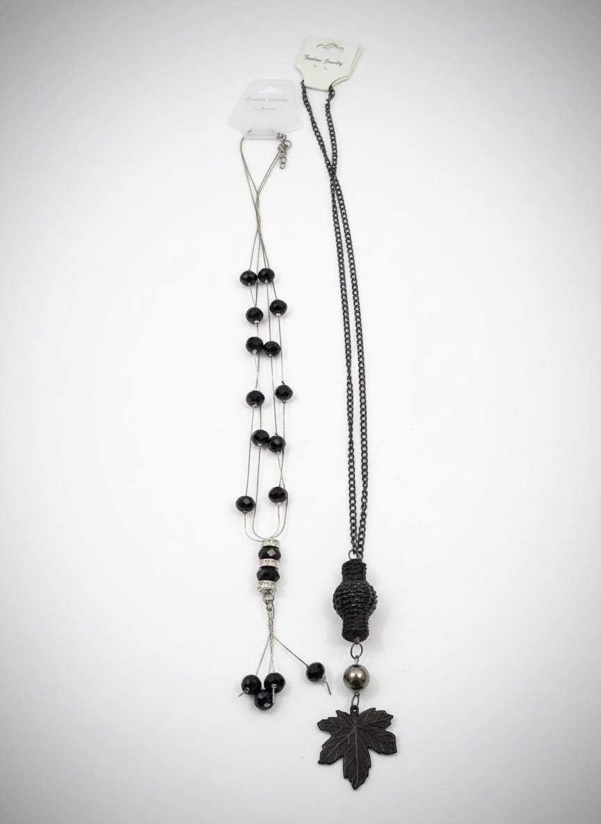 Deux Colliers en noir.