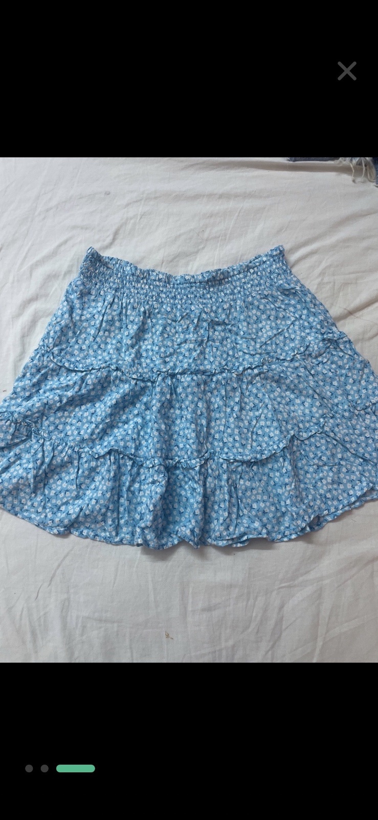 Jupe bleu ciel avec fleur
