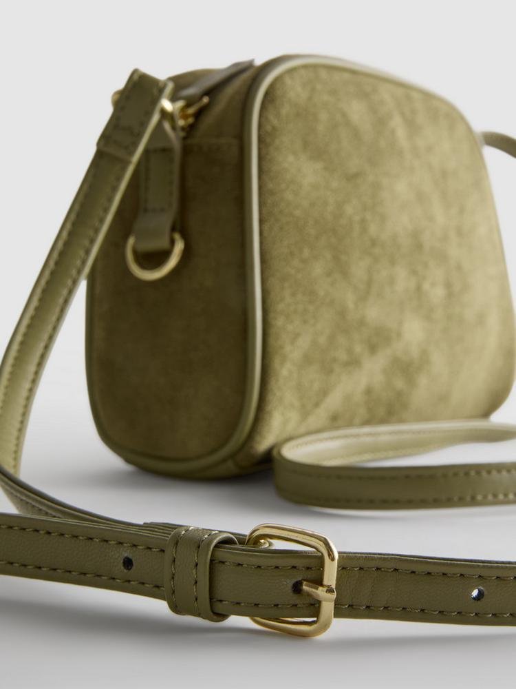 Un mini sac a bondoulière en daim