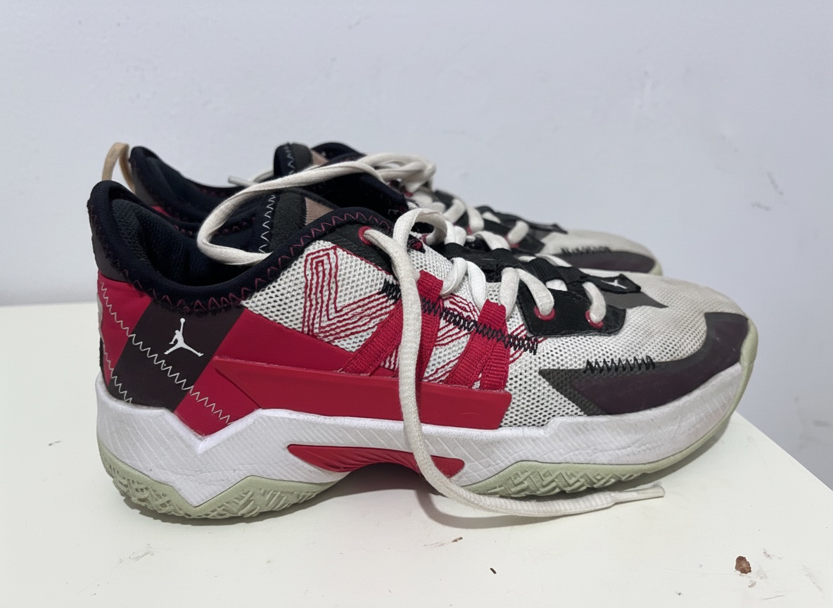 Basketball shoes