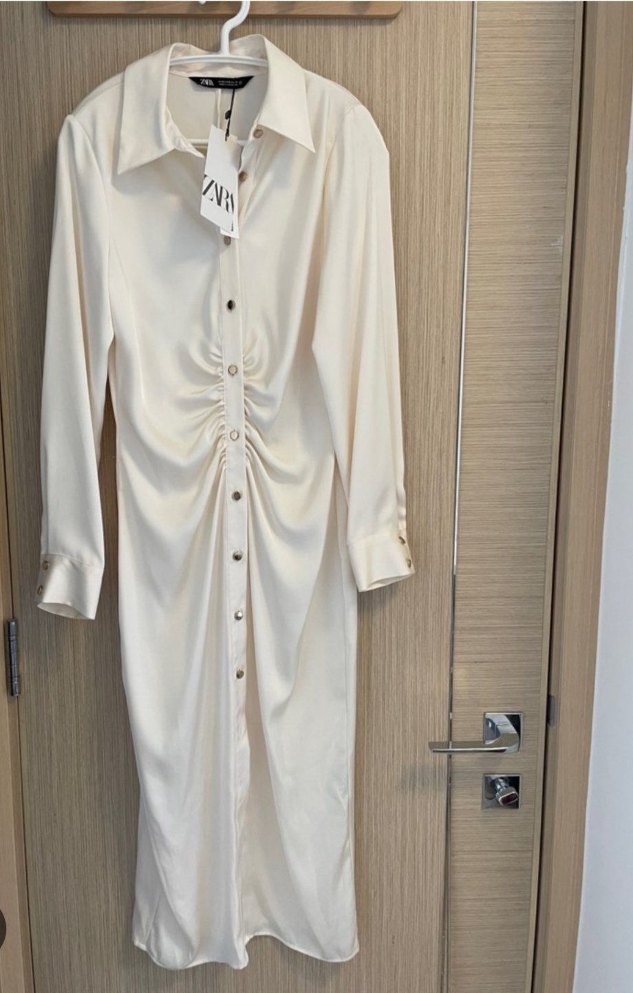 Robe zara satin avec boutons Gold 