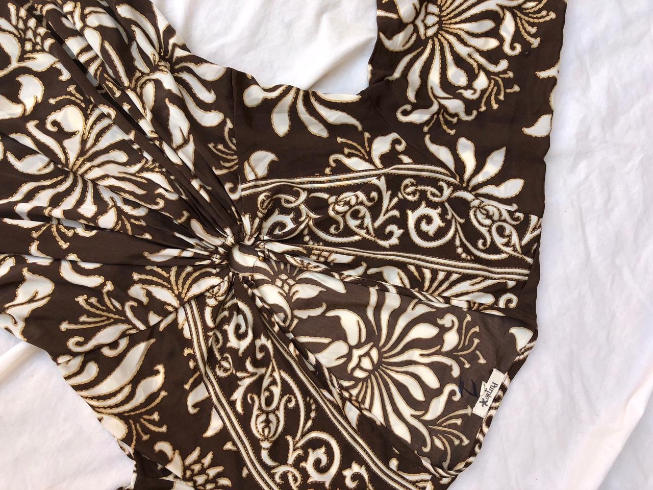 Robe marron imprimé en doré 