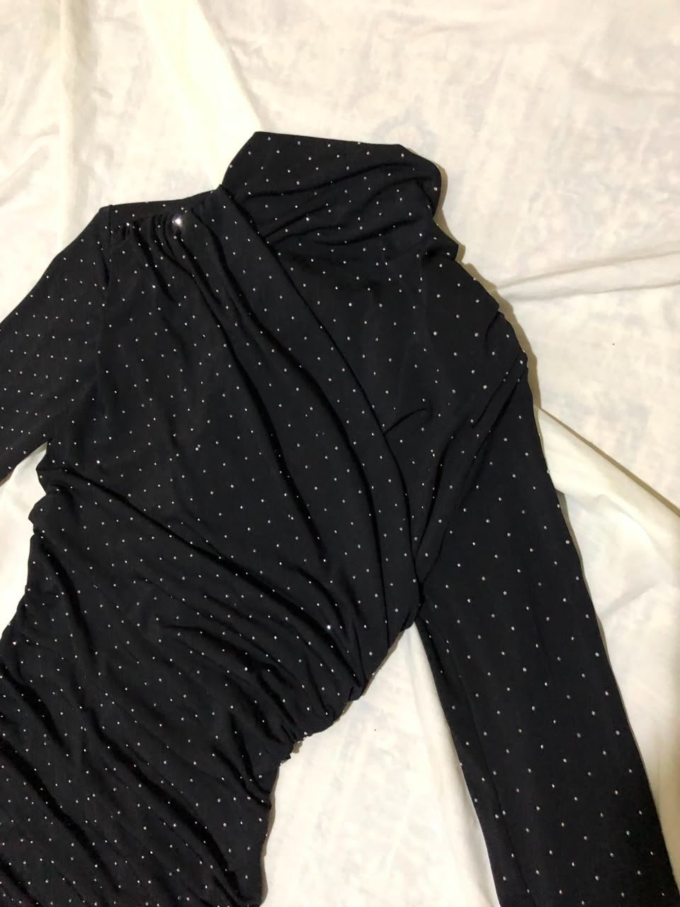 Robe noire ajustée avec strass 