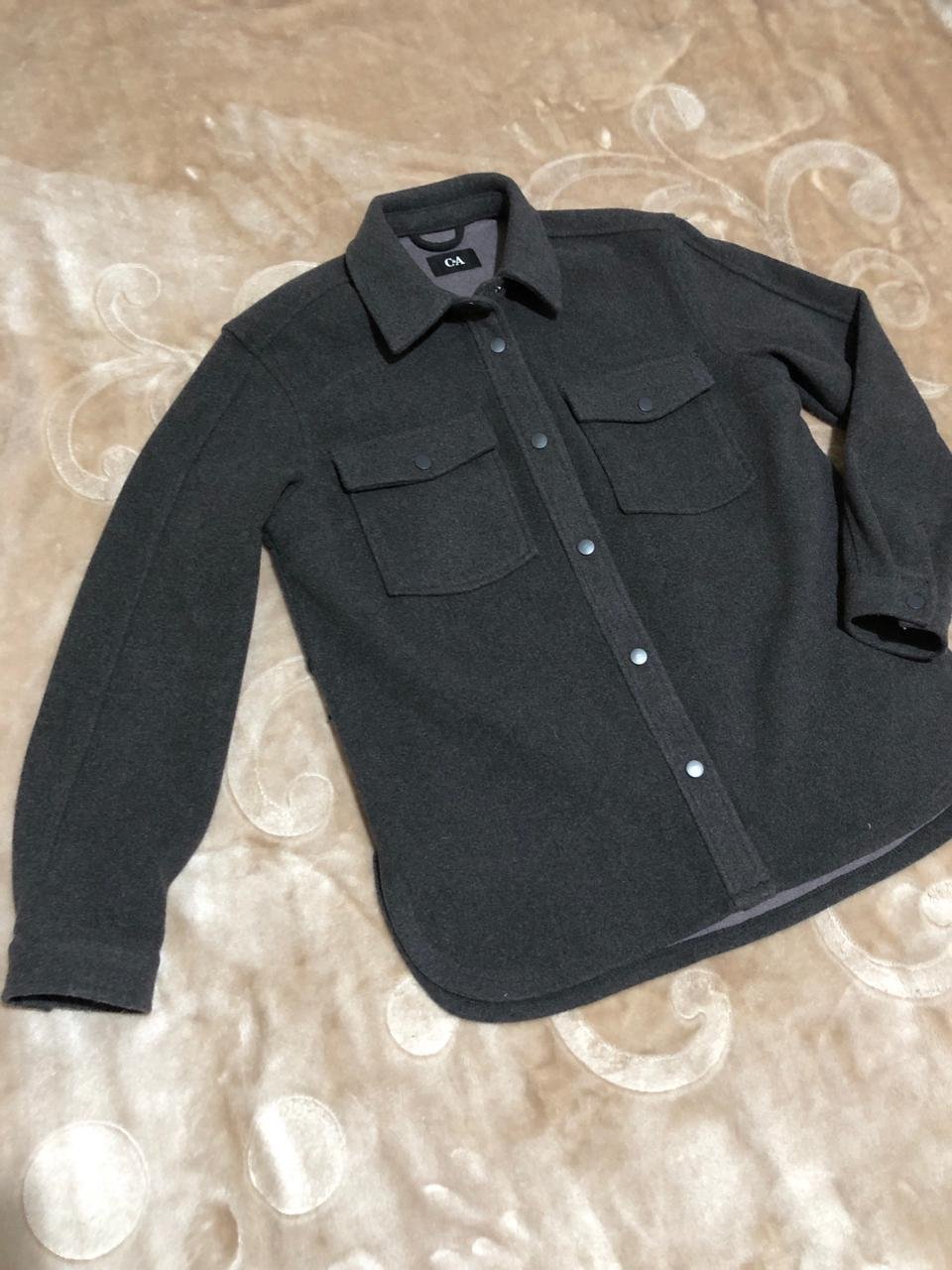 Sur chemise gris charbon C&A