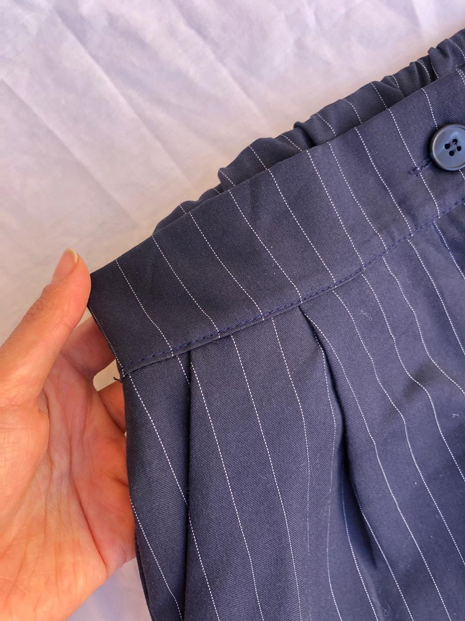 Pantalon bleu marine rayé 