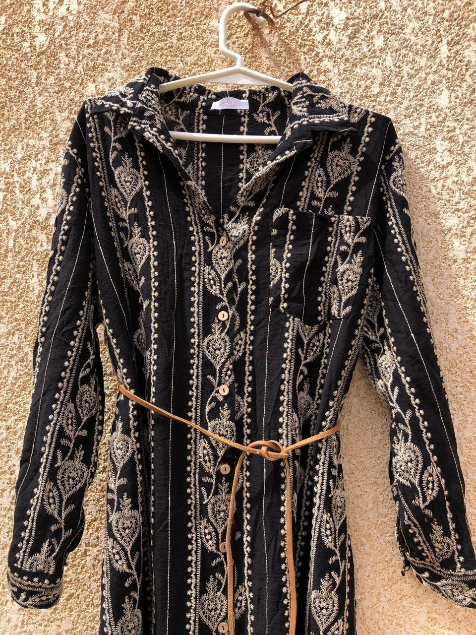 Robe noire brodée 