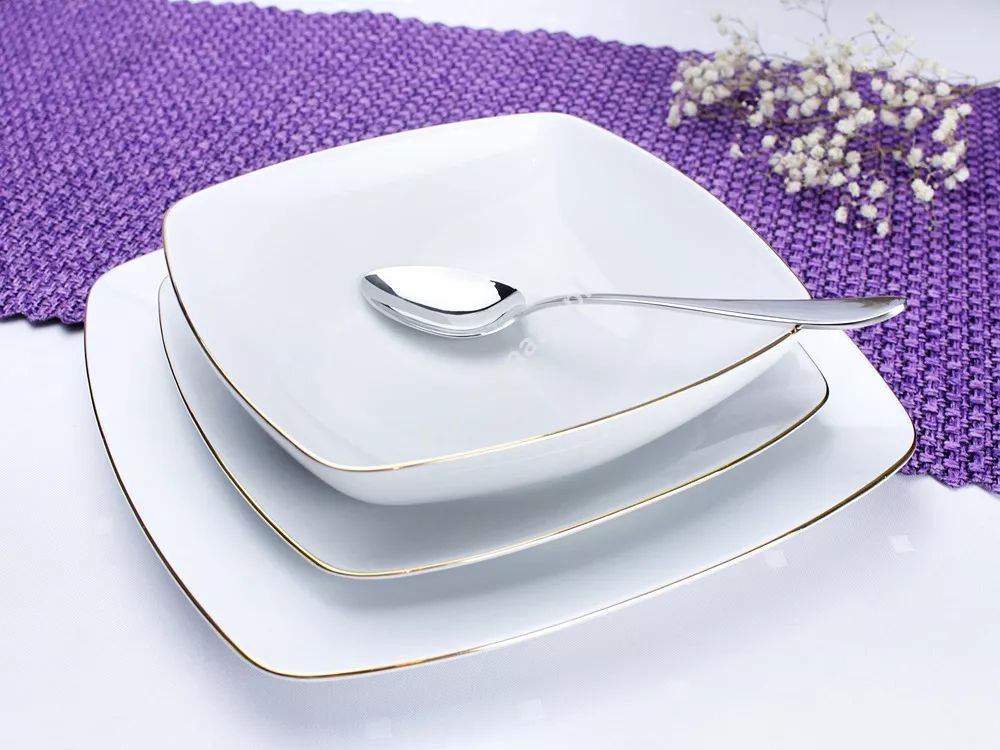 Service de table en porcelaine blanche avec dorure sur les bords 