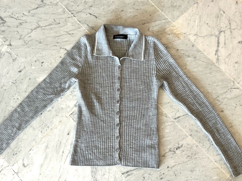 T-shirt gris stradivarius avec bouttons taille M (convient a s aussi)