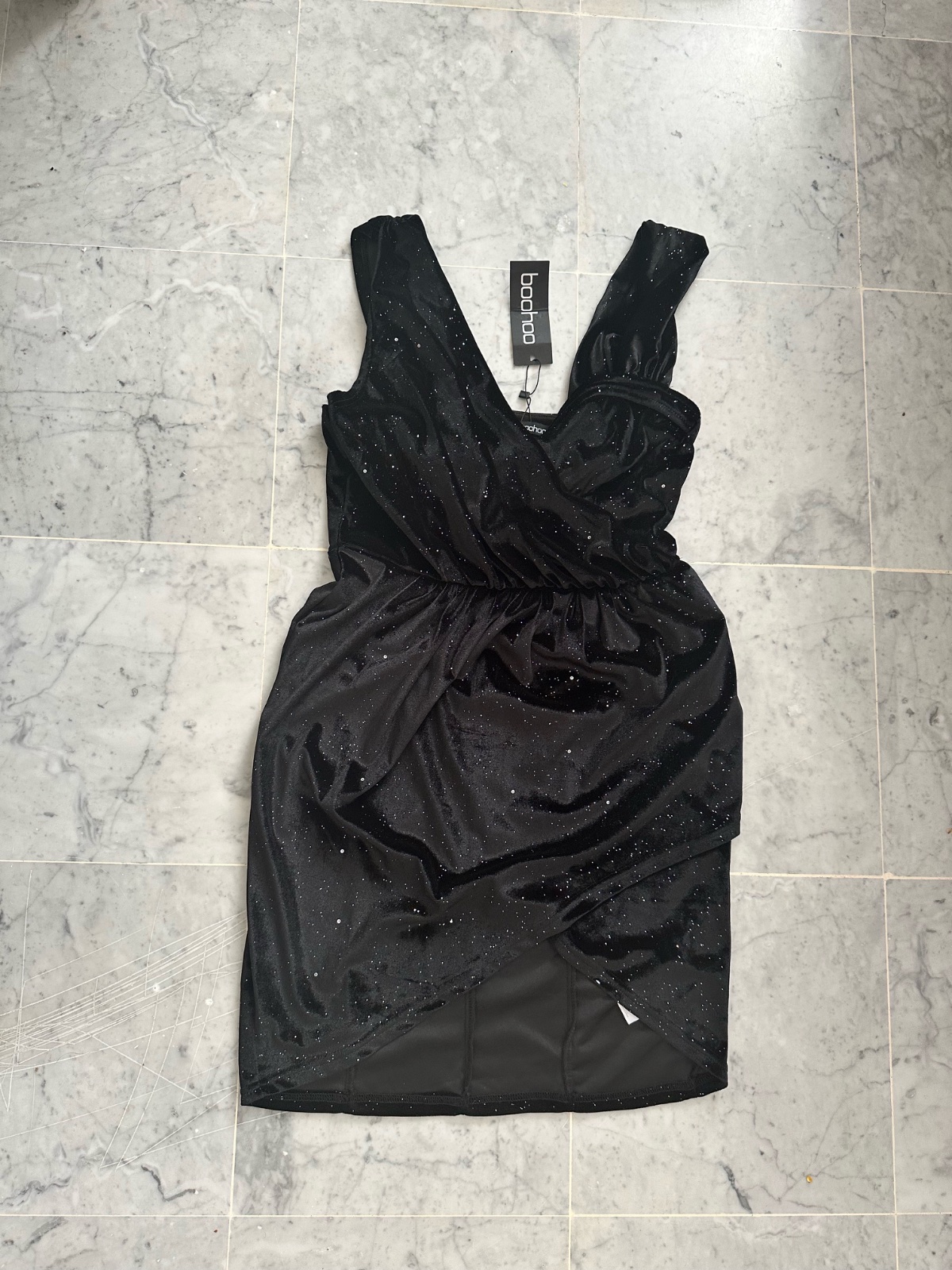 Robe soiree noire en velours avec des paillettes en argent jamais portée (taille M)