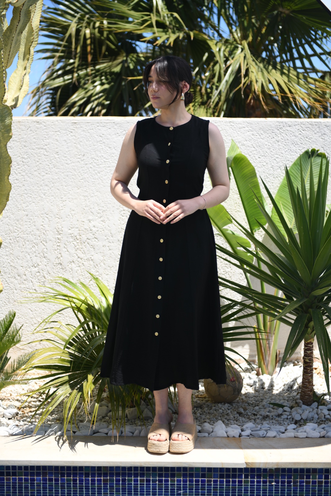Robe noir avec boutton doré