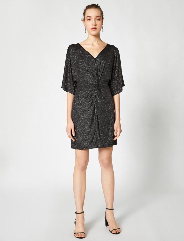 Robe courte à paillettes – Décolleté V