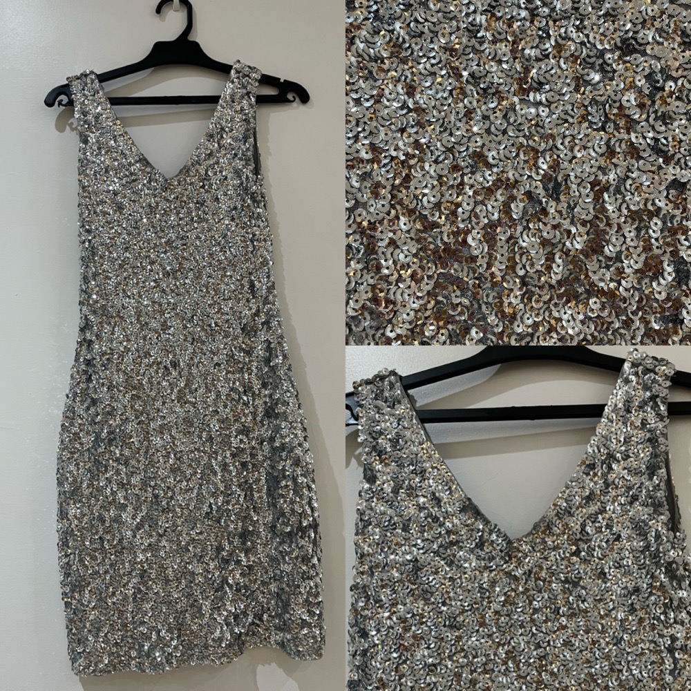 Robe de soirée argentée – Col V, courte, élégante
