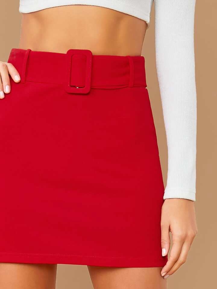 Jupe-short rouge Stradivarius avec ceinture – Taille 34