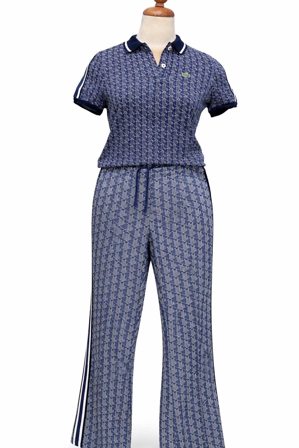 Cet ensemble se compose du polo Lacoste Monogram Jacquard Slim Fit et du pantalon de survêtement Lacoste assorti. 