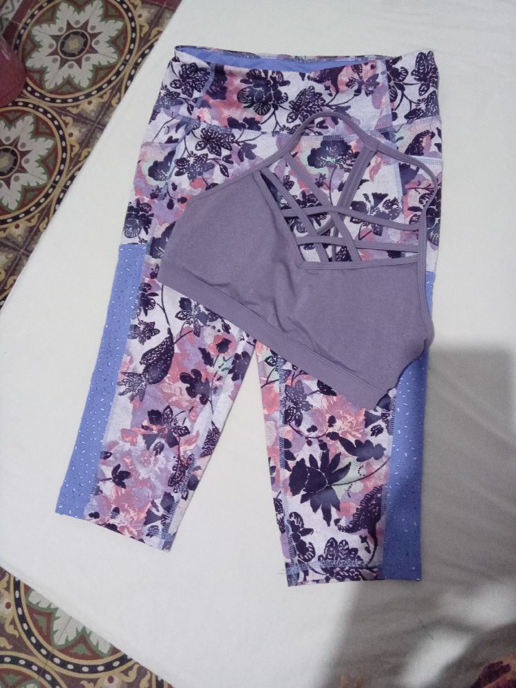 Set de sport pantalon corsaire avec brassière assorti