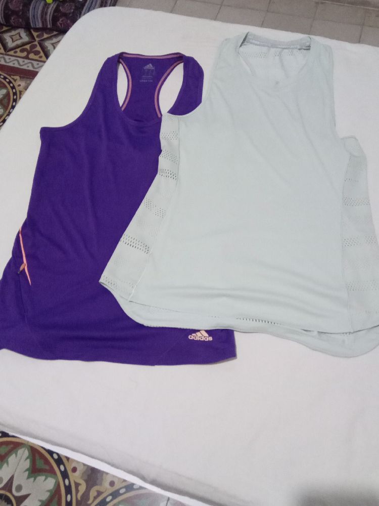 Lot de deux haut de sport de la marque Adidas